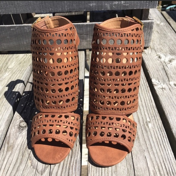 5️⃣🌟 SZ 8-10! Cognac Perforated Booties! NEW! - Picture 5 of 7